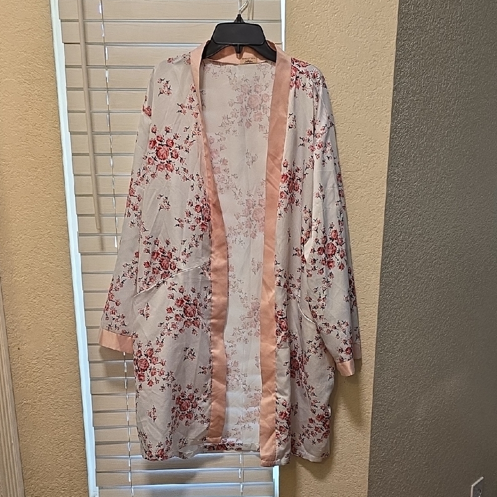 Morgan Lane Pink and White Floral Kimono Robe